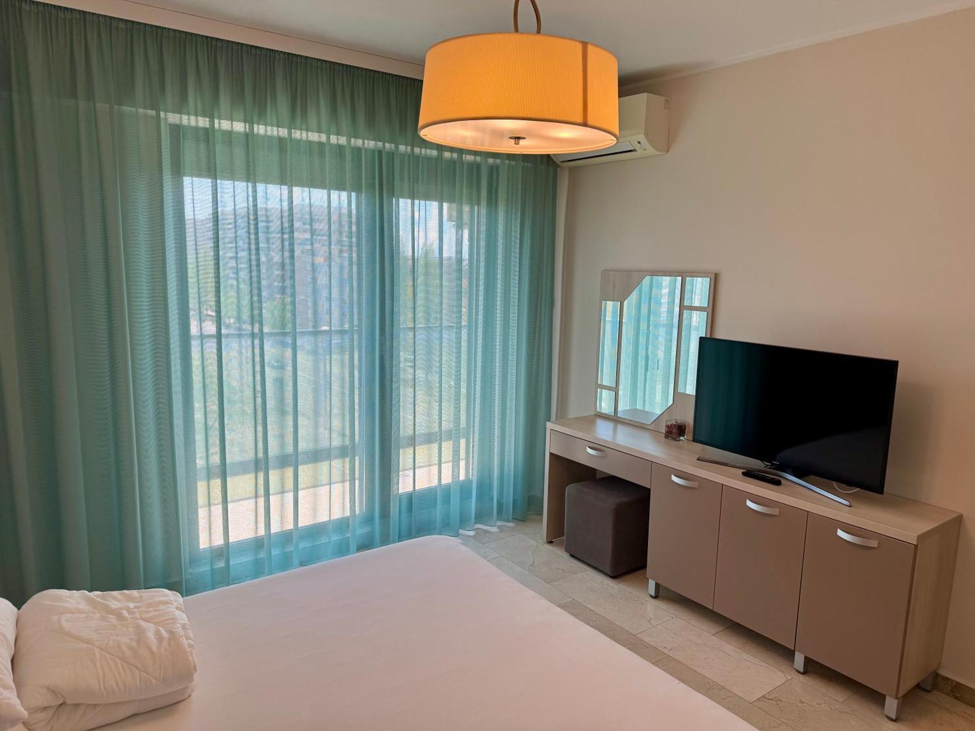 Sophia 3 Luxury Apartments Mamaia Room photo